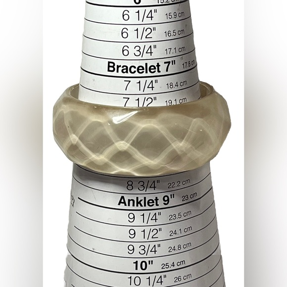 Vintage multifaceted moonglow lucite chunky bracelet. Please see video also. - Picture 4 of 12